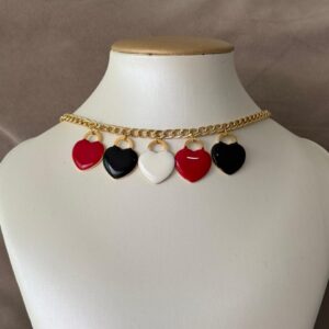 Collar, Gargantilla de eslabón con dije de corazón