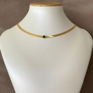 Collar, Gargantilla de cadena plana con piedra verde esmeralda