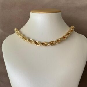 Collar, Gargantilla entorchada gruesa