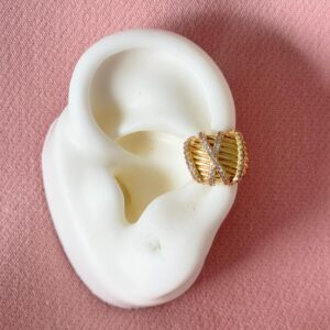 Ear cuff con líneas de texturas y brillo