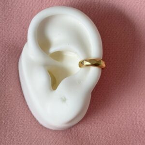 Ear cuff con texturas dorados