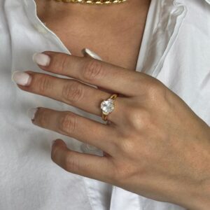 Anillo ajustable de piedra ovalada con brillo, dorado